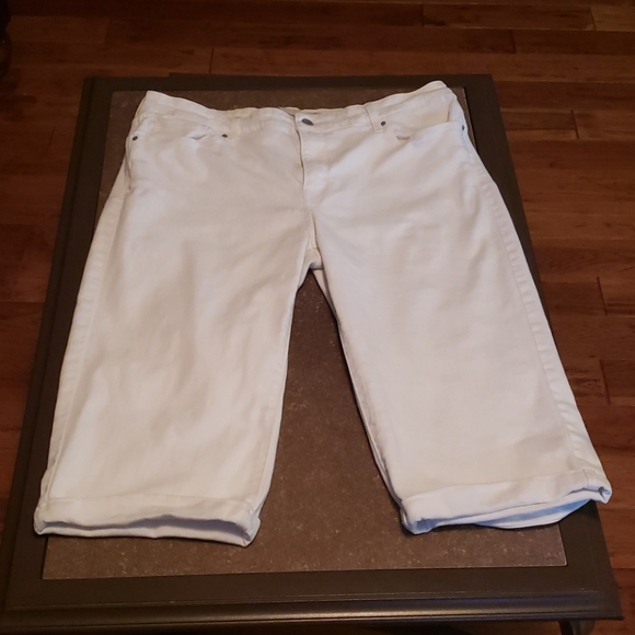 Levi's Pants - Levi white Jean capri